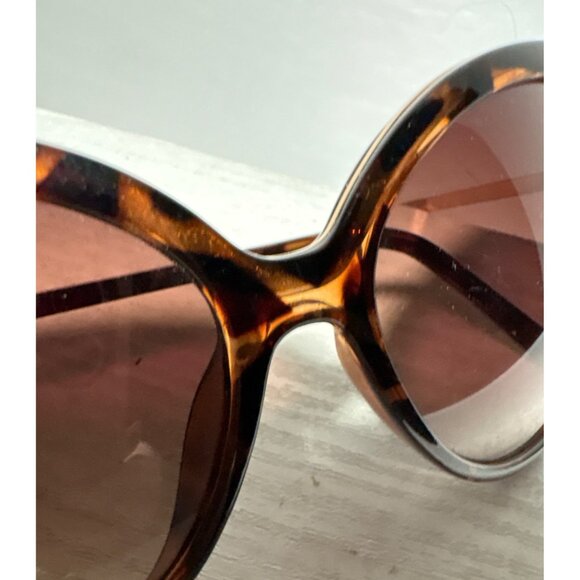 Tortoise Shell Women's Sunglasses - Picture 9 of 9